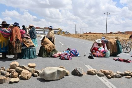 Indígenas pró-Evo Morales iniciam bloqueio rodoviário contra Arce na Bolívia