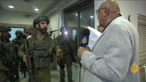 Forças israelenses fazem buscas em escritório da Al Jazeera na Cisjordânia e ordenam seu fechamento por 45 dias