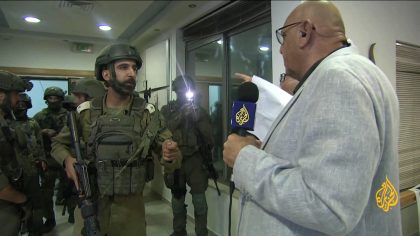 Forças israelenses fazem buscas em escritório da Al Jazeera na Cisjordânia e ordenam seu fechamento por 45 dias
