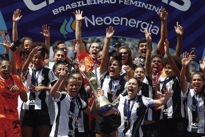 A bola a rolar