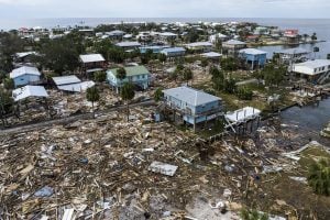 Americanos aguardam ajuda após passagem do furacão Helene