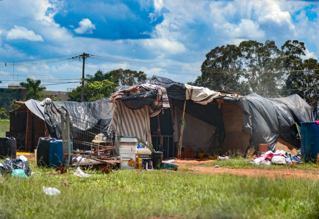 Quase 200 mil pessoas vivem em domicílios improvisados, mostra Censo