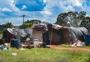Quase 200 mil pessoas vivem em domicílios improvisados, mostra Censo