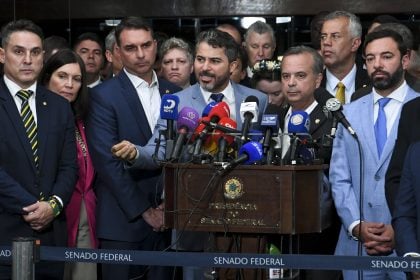 Oposição entrega a Pacheco pedido de impeachment contra Moraes