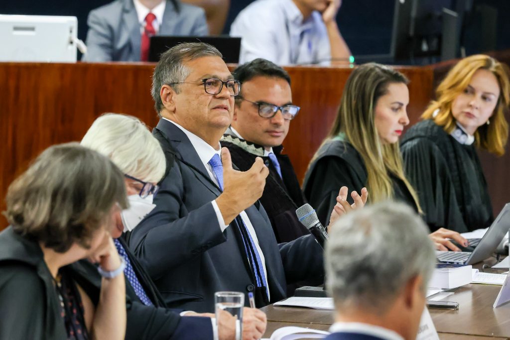 Dino vê ‘pandemia de incêndios florestais’ e determina convocação de mais bombeiros