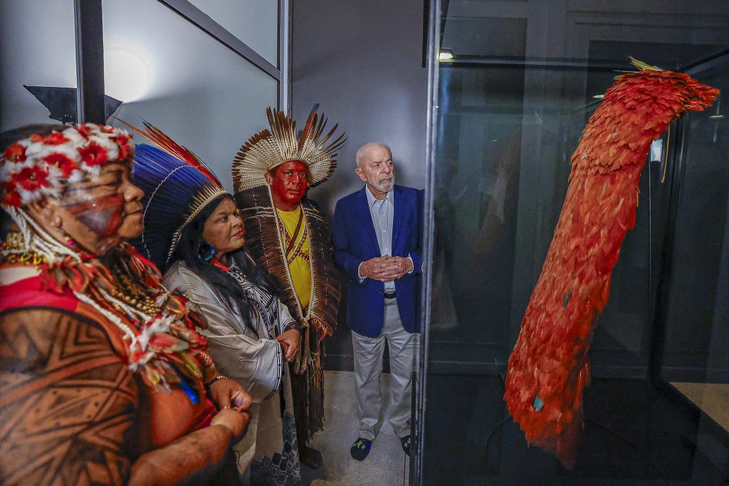 Sob críticas, Lula participa de cerimônia de retorno do manto Tupinambá ao Brasil