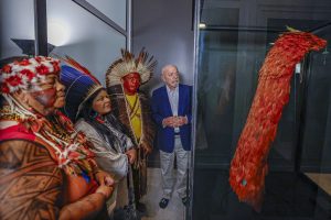 Sob críticas, Lula participa de cerimônia de retorno do manto Tupinambá ao Brasil
