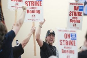 Com votação esmagadora, trabalhadores da Boeing aprovam greve nos EUA