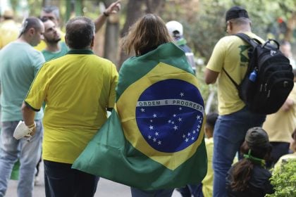 Direita, volver