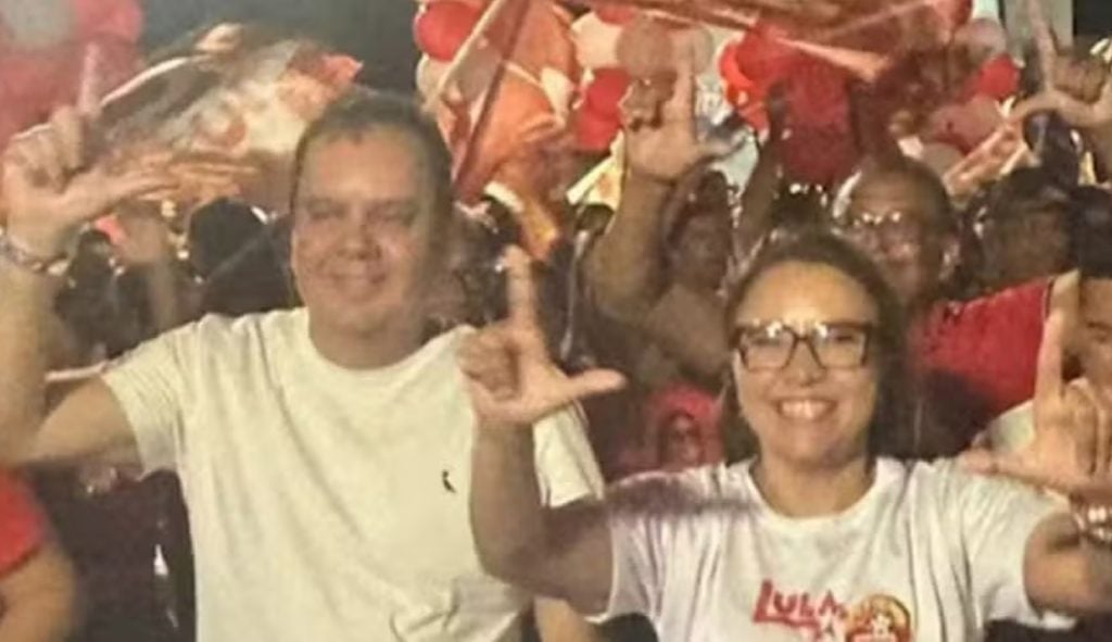 Candidato à sucessão de Lira, Elmar faz o ‘L’ em ato de petista na Bahia