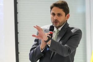 Elon Musk 'merece toda repulsa da população brasileira', diz ministro das Comunicações