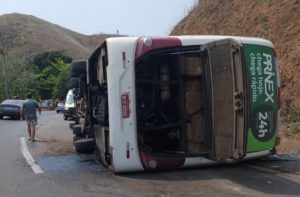Ônibus com time de futebol americano de Curitiba tomba na Serra das Araras (RJ); três morrem