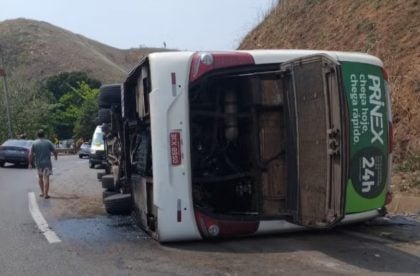 Ônibus com time de futebol americano de Curitiba tomba na Serra das Araras (RJ); três morrem