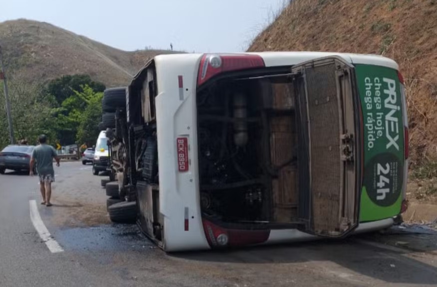Ônibus com time de futebol americano de Curitiba tomba na Serra das Araras (RJ); três morrem