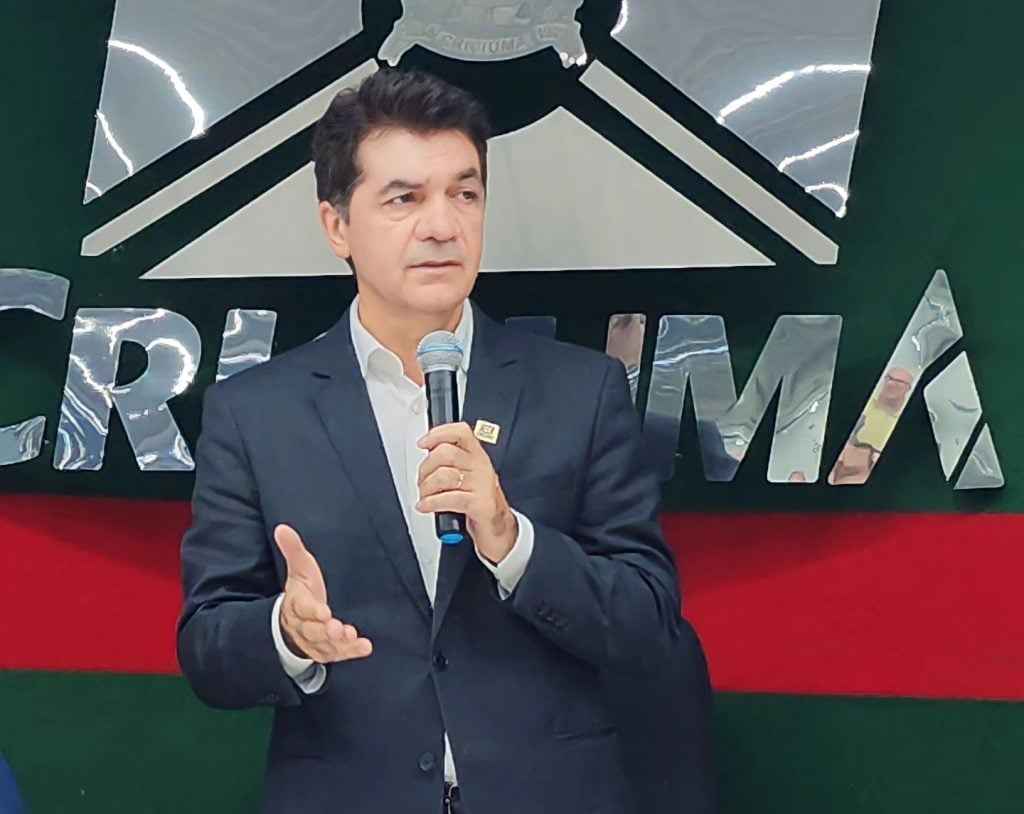 Prefeito de Criciúma é preso por suspeita de fraude em serviços funerários