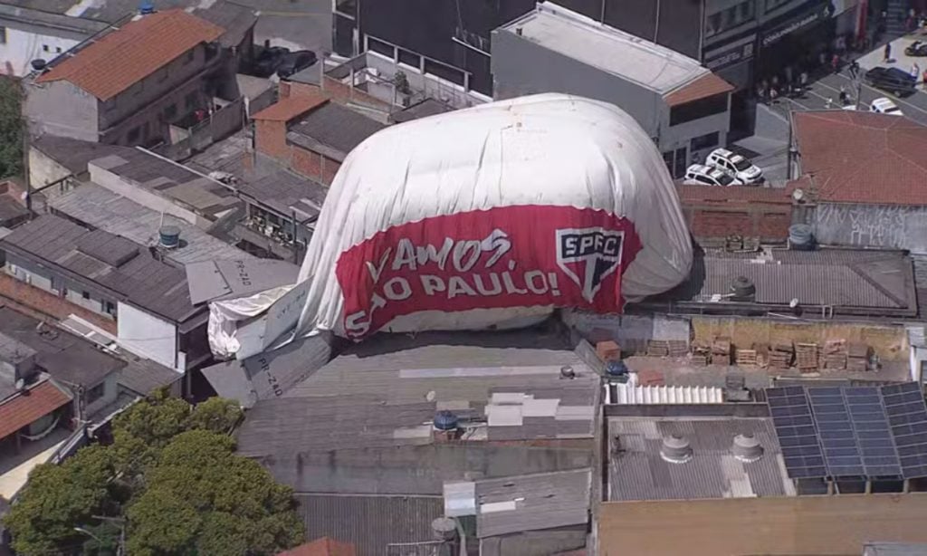 Dirigível que fazia ação para o São Paulo FC cai na região metropolitana da capital