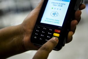 Serviços avançam e varejo recua: IGet de maio mostra economia em ritmos opostos