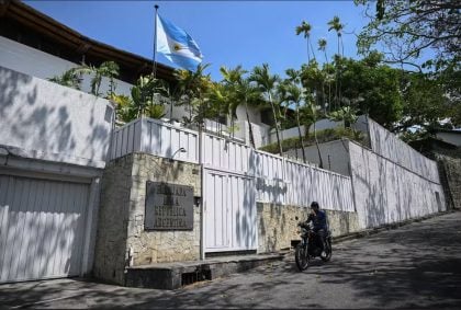 Oposição denuncia cerco e corte de energia na embaixada da Argentina na Venezuela