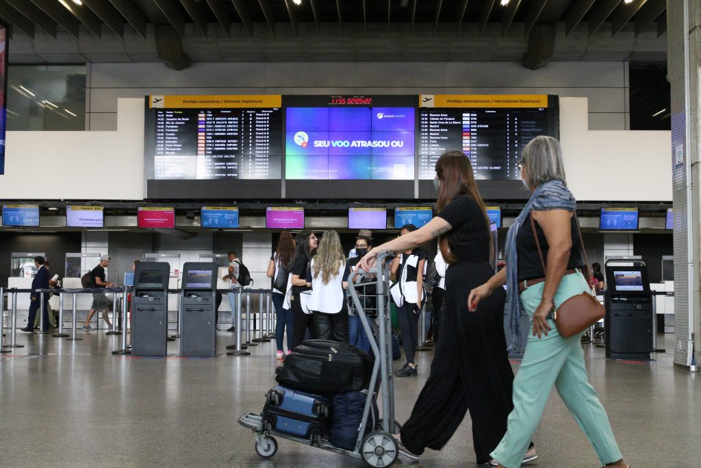 Anatel encontra torre de celular suspeita de interferir no sinal de GPS do aeroporto de Guarulhos