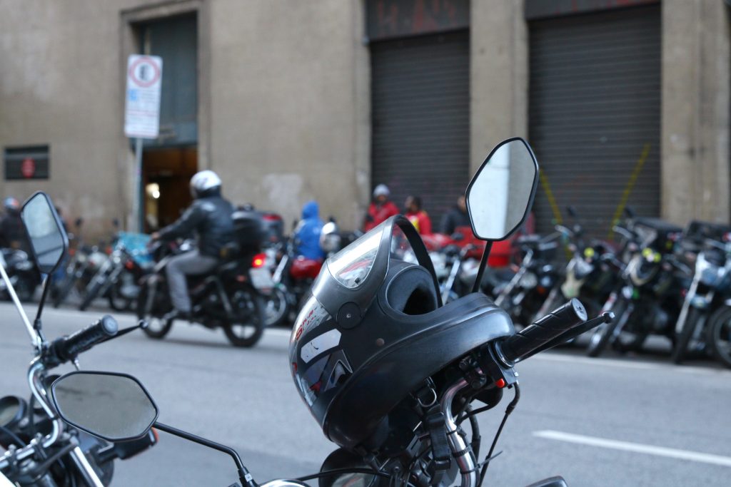 Mais de metade dos proprietários de motos no Brasil não têm habilitação