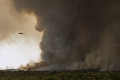 Fogo avança e queima 700 hectares do Parque Nacional de Brasília