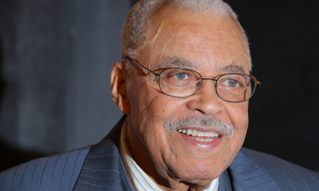 James Earl Jones, ator que deu voz a Darth Vader, morre aos 93 anos