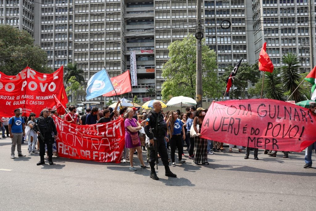 Após autorização judicial, PM entra no campus da Uerj para retirar manifestantes
