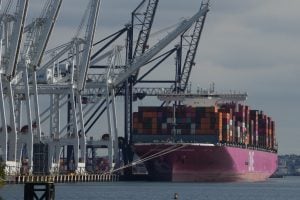 Trabalhadores dos principais portos dos Estados Unidos iniciam greve