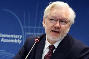 'Me declarei culpado por ter feito jornalismo', diz Assange ao Conselho da Europa