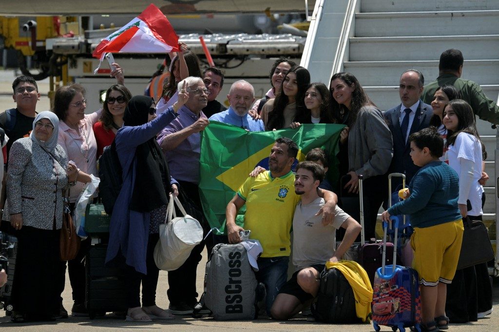 Após votar, Lula recepciona brasileiros repatriados do Líbano