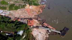 Socorristas buscam criança desaparecida após deslizamento em porto do Amazonas
