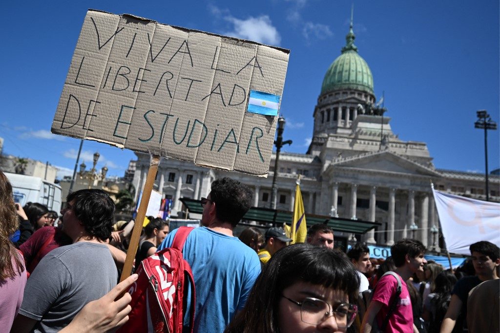 Universidades argentinas entram em greve após veto de Milei ao financiamento passar pelo Congresso