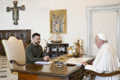 Zelensky conversa com o papa no Vaticano