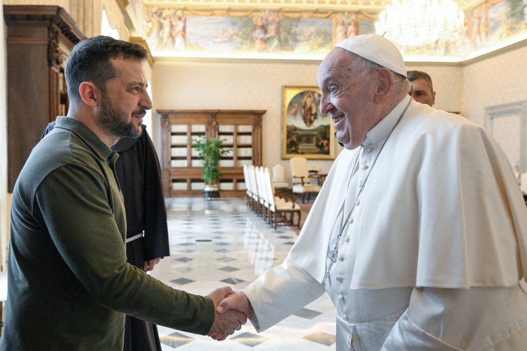 Zelensky pede ajuda do Vaticano para libertar prisioneiros ucranianos na Rússia
