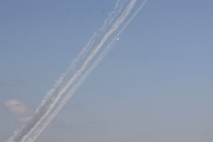Hezbollah afirma ter lançado uma 'salva de foguetes' contra a cidade de Safed, no norte de Israel