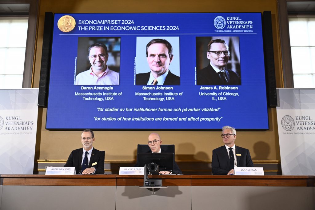 Trio de pesquisadores vence o Nobel de Economia por trabalhos sobre desigualdade entre nações
