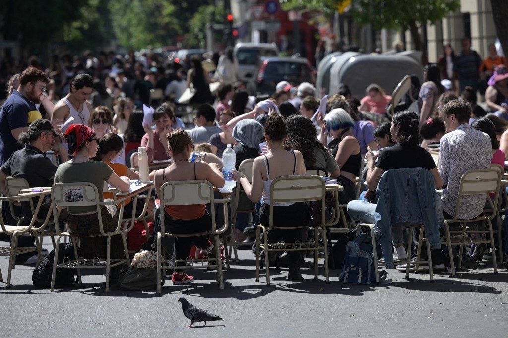 Estudantes argentinos se mobilizam contra ajuste de Milei nas universidades públicas