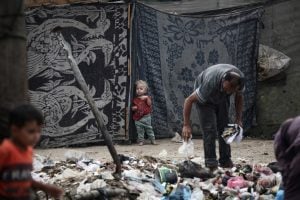 Mais de 1,1 bilhão de pessoas vivem em pobreza aguda, denuncia PNUD