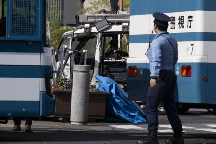 Homem é preso em Tóquio após lançar coquetéis molotov contra sede do partido governante