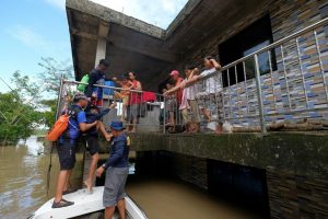 Número de mortes provocadas por tempestade tropical nas Filipinas sobe para 110
