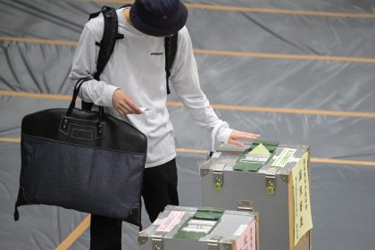 Partido que governa o Japão perde a maioria nas legislativas, apontam projeções