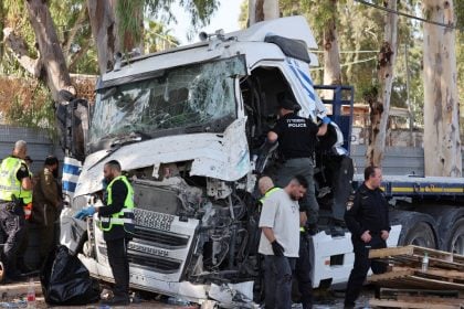 Caminhão avança contra ponto de ônibus e deixa 24 feridos no centro de Israel