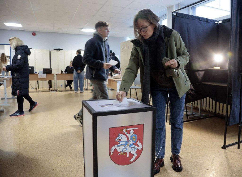 Oposição de centro-esquerda vence 2º turno das legislativas na Lituânia