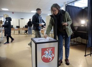 Oposição de centro-esquerda vence 2º turno das legislativas na Lituânia