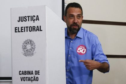 Após votar, Boulos tenta conter alta na abstenção e pede que paulistanos compareçam às urnas