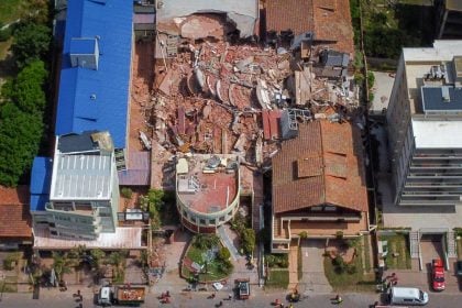 Hotel de 10 andares desaba na Argentina; bombeiros buscam vítimas