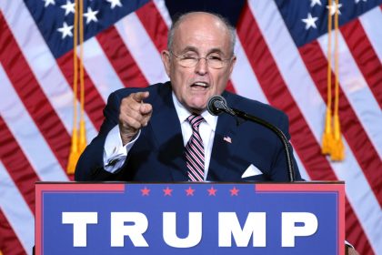 Juiz ordena ex-advogado de Trump a entregar bens a mulheres que difamou