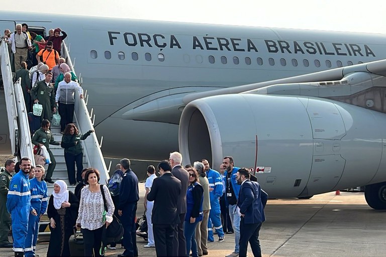 Segundo voo com repatriados do Líbano chega ao Brasil