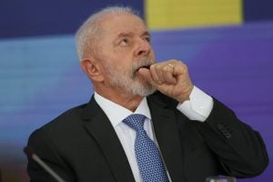 Avião de Lula tem problema técnico após decolagem no México e retornará ao aeroporto