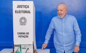 Lula vota em São Bernardo do Campo e critica desinformação durante a campanha eleitoral